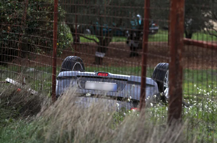 Nesreća kod &Scaron;ibenika: Automobil zavr&scaron;io na krovu, vozač prebačen u bolnicu
