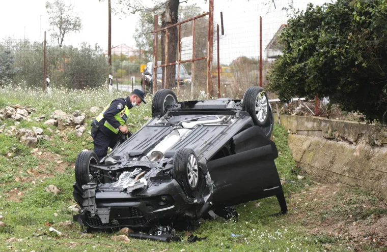 Nesreća kod &Scaron;ibenika: Automobil zavr&scaron;io na krovu, vozač prebačen u bolnicu