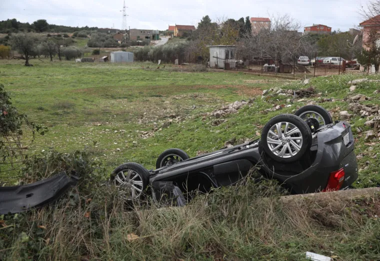 Nesreća kod &Scaron;ibenika: Automobil zavr&scaron;io na krovu, vozač prebačen u bolnicu