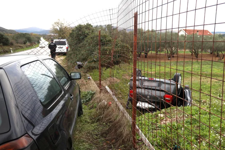 Nesreća kod &Scaron;ibenika: Automobil zavr&scaron;io na krovu, vozač prebačen u bolnicu