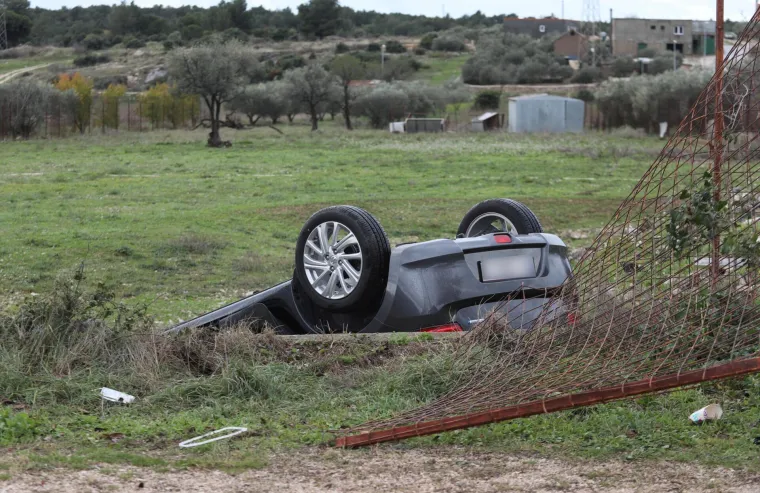 Nesreća kod &Scaron;ibenika: Automobil zavr&scaron;io na krovu, vozač prebačen u bolnicu