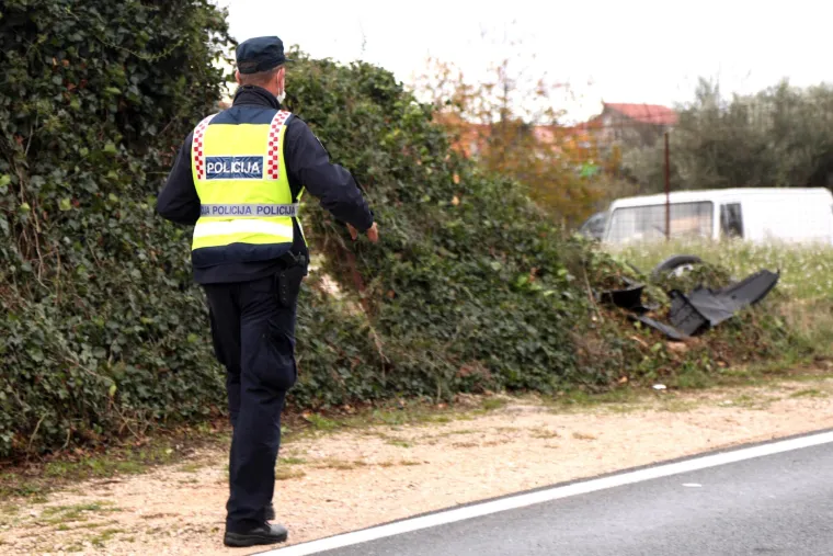 Nesreća kod &Scaron;ibenika: Automobil zavr&scaron;io na krovu, vozač prebačen u bolnicu