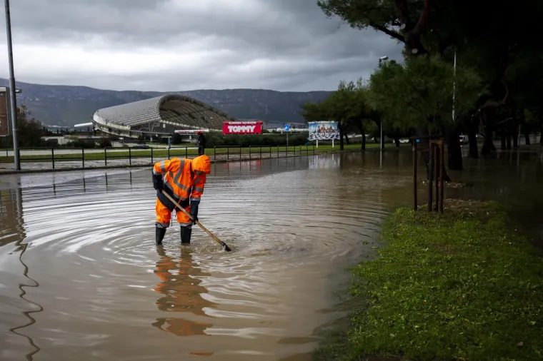 Obilna ki&scaron;a 'potopila' dijelove Splita! Prometnice pod vodom, neke su i zatvorene