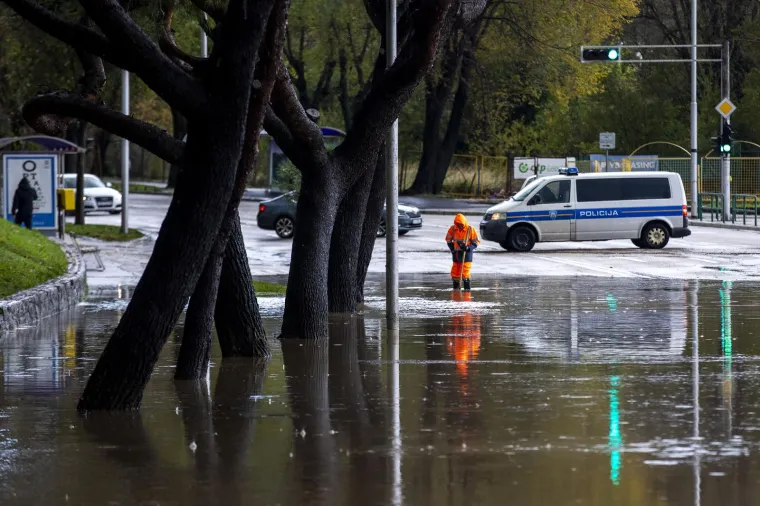 Obilna ki&scaron;a 'potopila' dijelove Splita! Prometnice pod vodom, neke su i zatvorene