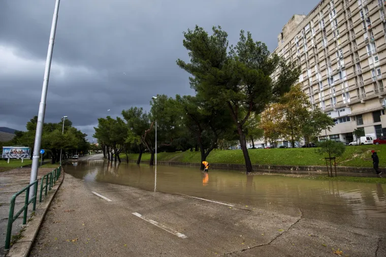 Obilna ki&scaron;a 'potopila' dijelove Splita! Prometnice pod vodom, neke su i zatvorene