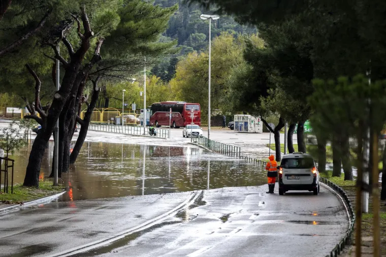 Obilna ki&scaron;a 'potopila' dijelove Splita! Prometnice pod vodom, neke su i zatvorene