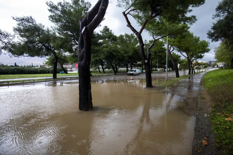 Obilna ki&scaron;a 'potopila' dijelove Splita! Prometnice pod vodom, neke su i zatvorene