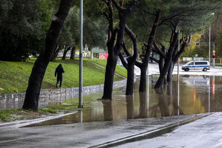 Obilna ki&scaron;a 'potopila' dijelove Splita! Prometnice pod vodom, neke su i zatvorene
