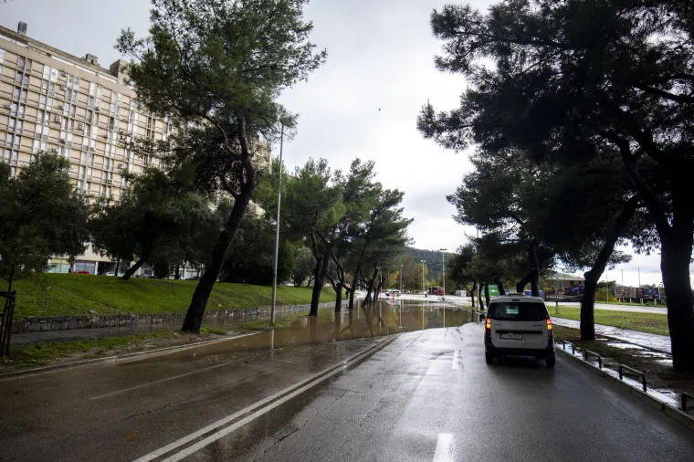Obilna ki&scaron;a 'potopila' dijelove Splita! Prometnice pod vodom, neke su i zatvorene
