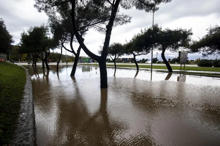 Obilna ki&scaron;a 'potopila' dijelove Splita! Prometnice pod vodom, neke su i zatvorene