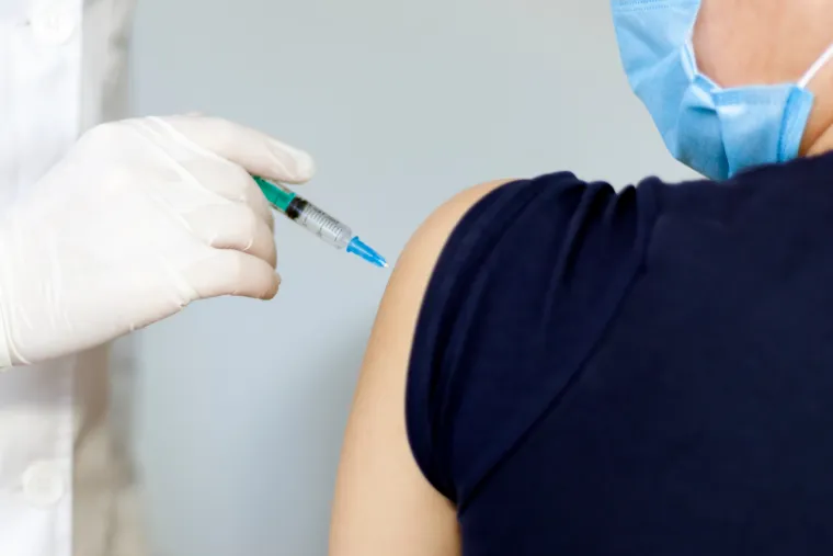 Neposredna zaštita protiv virusne infekcije može se postići primanjem injekcije ili infuzije imunoglobulina. Imunoglobulin sadrži gotova protutijela koja je proizvela druga osoba ili neka životinja. Na primjer, osoba koja putuje u područje gdje je čest hepatitis A može dobiti injekciju imunoglobulina hepatitisa A. Međutim, imunoglobulin može neka cjepiva, kao što su ospice ili poliomijelitis, učiniti manje učinkovitima, ako se daje u istodobno kada i cjepivo.