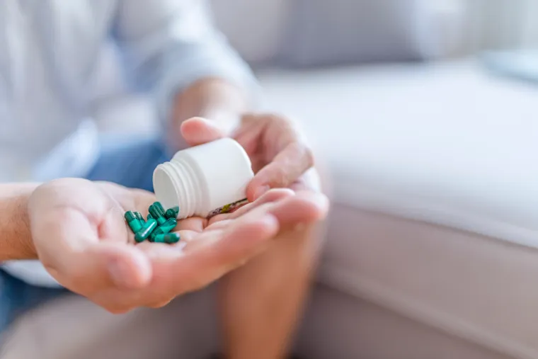 Lijekovi koji su učinkoviti protiv virusa zovu se protuvirusni lijekovi (antivirotici). Daleko manje ima antivirotika nego što ima protubakterijskih lijekova (antibiotici). U usporedbi s većinom antibiotika, antivirotike je općenito teže projektirati, mnogo su specifičniji za mikroorganizam koji moraju uništiti i općenito mnogo toksičniji. Antibiotici nisu učinkoviti protiv virusnih infekcija, ali ako osoba ima istodobno i bakterijsku infekciju uz virusnu, često je potrebno dati neki antibiotik.