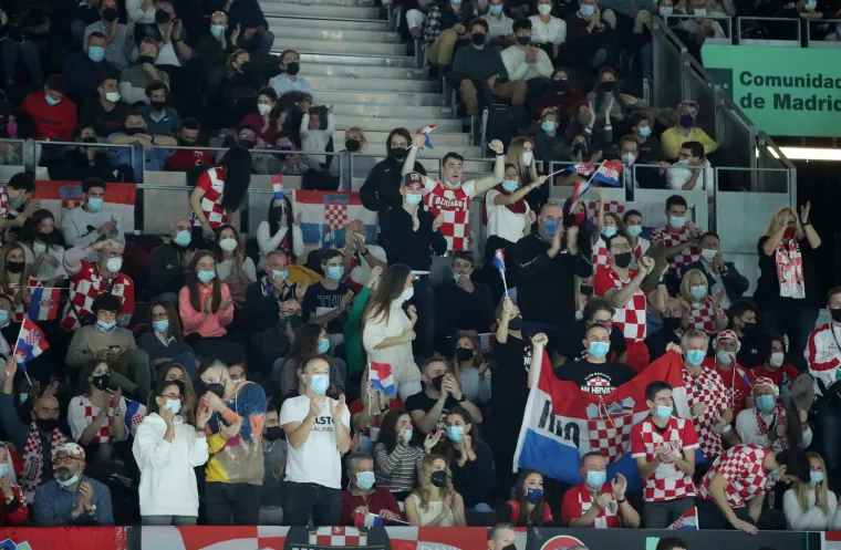 Hrvatska ili Rusija – to je posljednja dvojba koja je preostala na završnici Davis Cupa. U Madridu su se sastale jedine dvije reprezentacije koje dosad nisu izgubile nijedan susret, niti u skupinama, niti u fazi natjecanja nakon toga. Hrvatskih navijača na tribinama ima u velikoj mjeri i pomažu tenisačima da ostvare što bolji rezultat.