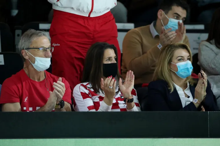 Hrvatska ili Rusija – to je posljednja dvojba koja je preostala na završnici Davis Cupa. U Madridu su se sastale jedine dvije reprezentacije koje dosad nisu izgubile nijedan susret, niti u skupinama, niti u fazi natjecanja nakon toga. Hrvatskih navijača na tribinama ima u velikoj mjeri i pomažu tenisačima da ostvare što bolji rezultat.