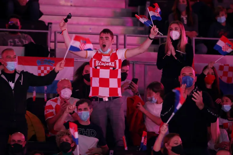 Hrvatska ili Rusija &ndash; to je posljednja dvojba koja je preostala na zavr&scaron;nici Davis Cupa. U Madridu su se sastale jedine dvije reprezentacije koje dosad nisu izgubile nijedan susret, niti u skupinama, niti u fazi natjecanja nakon toga. Hrvatskih navijača na tribinama ima u velikoj mjeri i pomažu tenisačima da ostvare &scaron;to bolji rezultat.