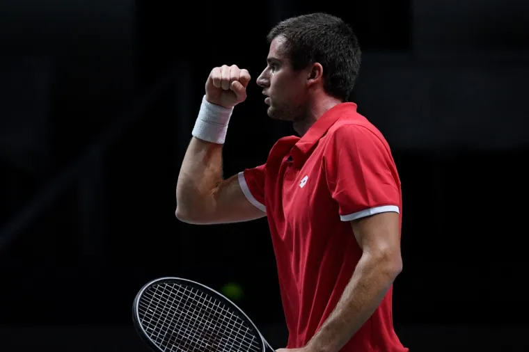 Hrvatska ili Rusija &ndash; to je posljednja dvojba koja je preostala na zavr&scaron;nici Davis Cupa. U Madridu su se sastale jedine dvije reprezentacije koje dosad nisu izgubile nijedan susret, niti u skupinama, niti u fazi natjecanja nakon toga. Hrvatskih navijača na tribinama ima u velikoj mjeri i pomažu tenisačima da ostvare &scaron;to bolji rezultat.