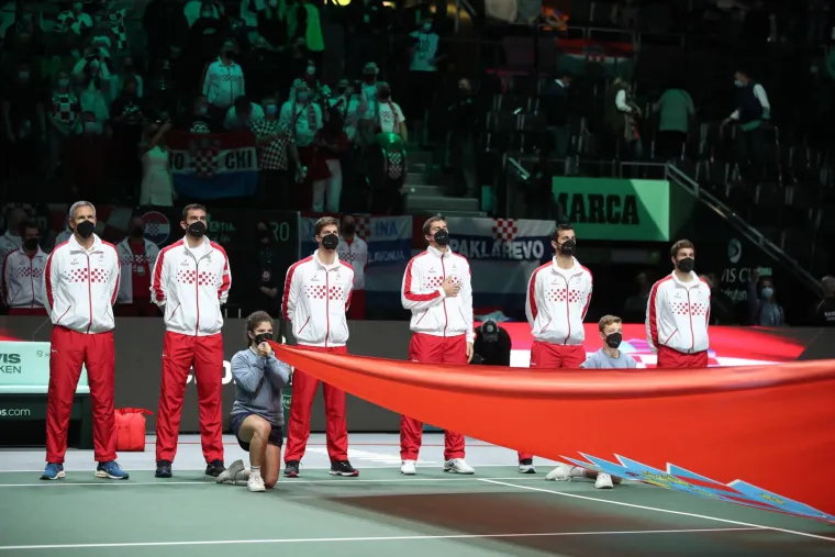 Hrvatska ili Rusija &ndash; to je posljednja dvojba koja je preostala na zavr&scaron;nici Davis Cupa. U Madridu su se sastale jedine dvije reprezentacije koje dosad nisu izgubile nijedan susret, niti u skupinama, niti u fazi natjecanja nakon toga. Hrvatskih navijača na tribinama ima u velikoj mjeri i pomažu tenisačima da ostvare &scaron;to bolji rezultat.