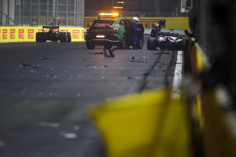 Verstappen i Hamilton vodili su veliku borbu te je u 37. krugu Nizozemac odbio napad Mercedesovog vozača tako &scaron;to je presjekao stazu pa je zatim odlučeno da će ipak morati prepustiti prvo mjesto Hamiltonu. 