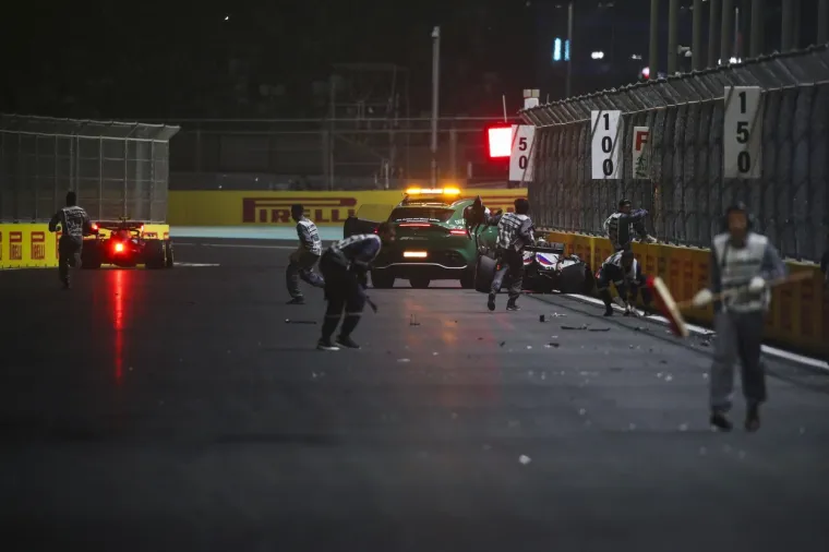 Verstappen je usporio kako bi to i učinio, no Hamilton to nije shvatio i zabio se u njega te o&scaron;tetio prednje krilo. 