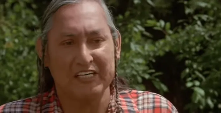 Will Sampson je u filmu tumačio dobrog duha, a glumac je u stvarnom životu preminuo od komplikacija nakon transplatacije srca. Najpoznatiji je po izvedbi kao prividni gluhi i nijemi poglavica Bromden u filmu &quot;Jedan prelet preko kukavičjeg gnijezda&quot;.