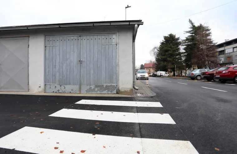 Može li bizarnije? Iscrtali zebru koja vodi ravno u garažu i sada vlasniku prijeti novčana kazna, i to poprilična