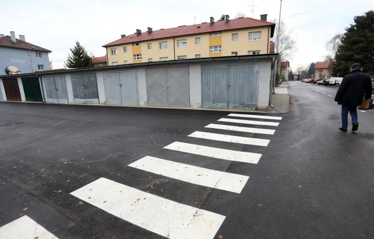 Može li bizarnije? Iscrtali zebru koja vodi ravno u garažu i sada vlasniku prijeti novčana kazna, i to poprilična
