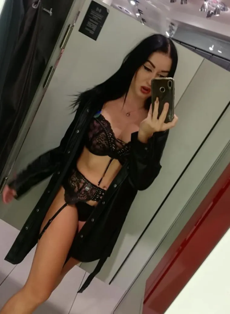 Ostavila se srama i bijedno plaćenog posla, smjena i od 12 sati: Trogiranka otkrila kako danas živi od golih fotografija