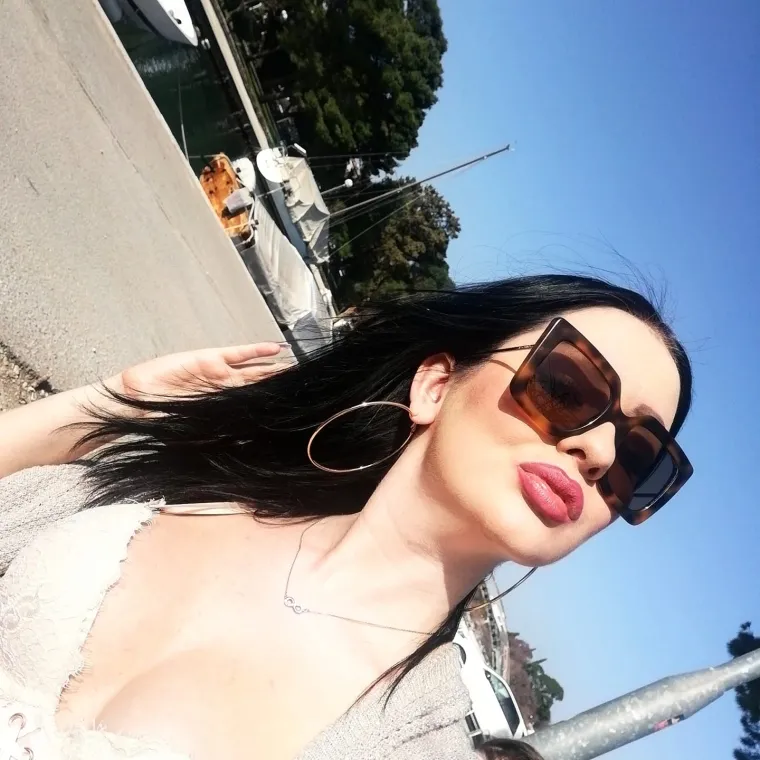 Ostavila se srama i bijedno plaćenog posla, smjena i od 12 sati: Trogiranka otkrila kako danas živi od golih fotografija