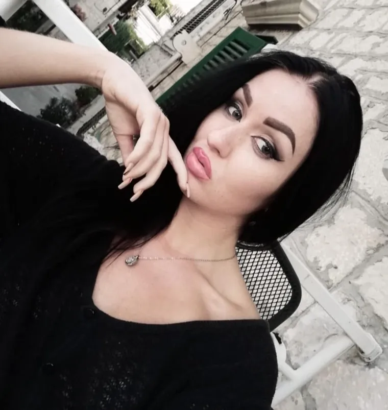 Ostavila se srama i bijedno plaćenog posla, smjena i od 12 sati: Trogiranka otkrila kako danas živi od golih fotografija