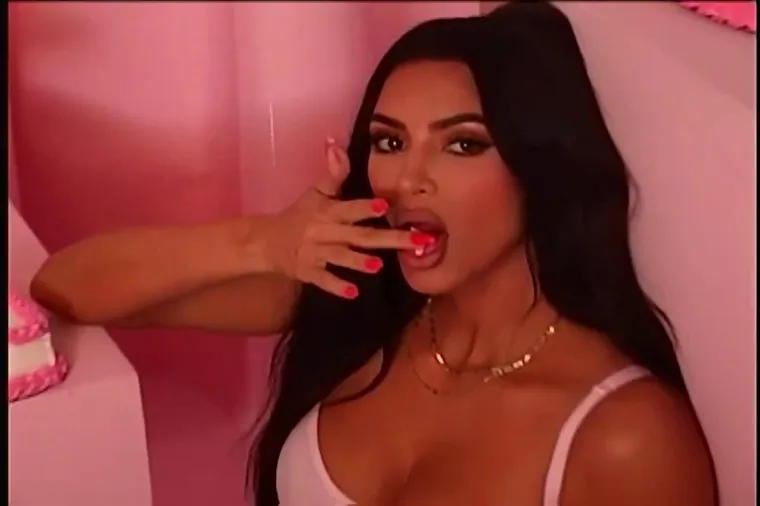 Usko, uže! Kratko, kraće! Nitko nas nije 'grijao' više od Kim Kardashian, ova izdanja bila su joj baš hot