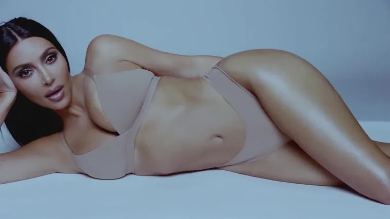 Usko, uže! Kratko, kraće! Nitko nas nije 'grijao' vi&scaron;e od Kim Kardashian, ova izdanja bila su joj ba&scaron; hot