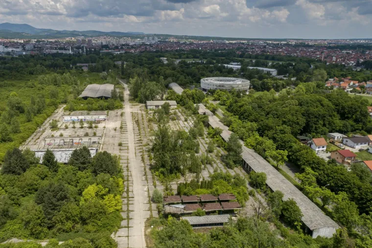 Ovako izgleda 'hrvatski Harvard'! Svečano ga otvorili Mesić i Sanader, trebao je biti meka za studente, a sada propada