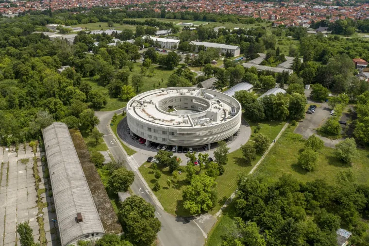 Ovako izgleda 'hrvatski Harvard'! Svečano ga otvorili Mesić i Sanader, trebao je biti meka za studente, a sada propada