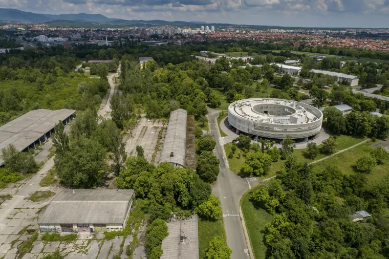 Ovako izgleda 'hrvatski Harvard'! Svečano ga otvorili Mesić i Sanader, trebao je biti meka za studente, a sada propada