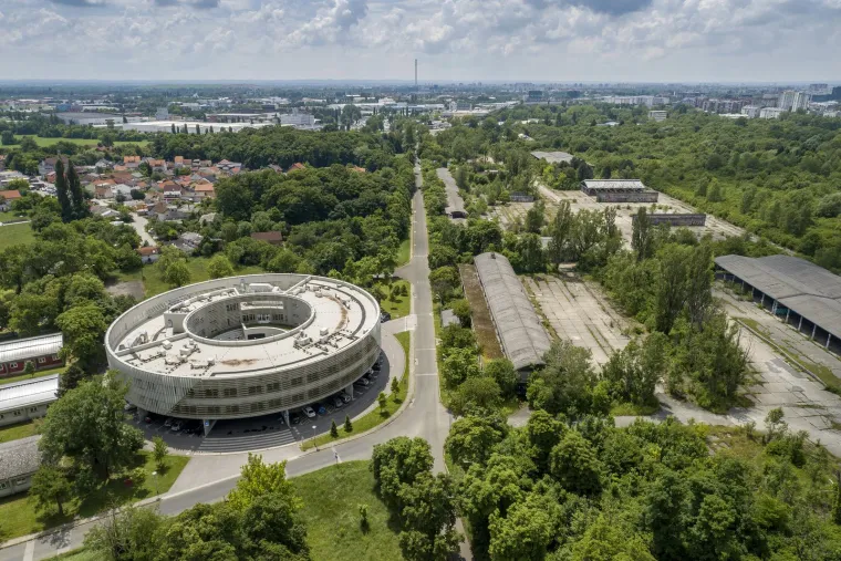 Ovako izgleda 'hrvatski Harvard'! Svečano ga otvorili Mesić i Sanader, trebao je biti meka za studente, a sada propada