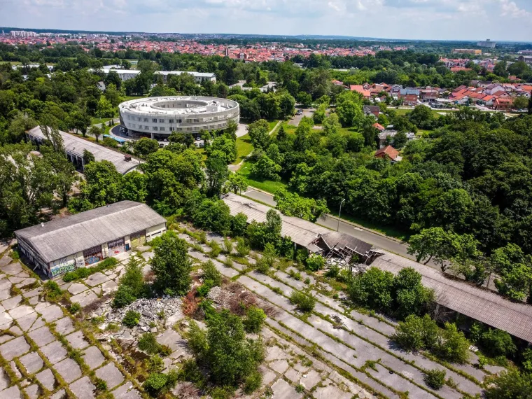 Ovako izgleda 'hrvatski Harvard'! Svečano ga otvorili Mesić i Sanader, trebao je biti meka za studente, a sada propada