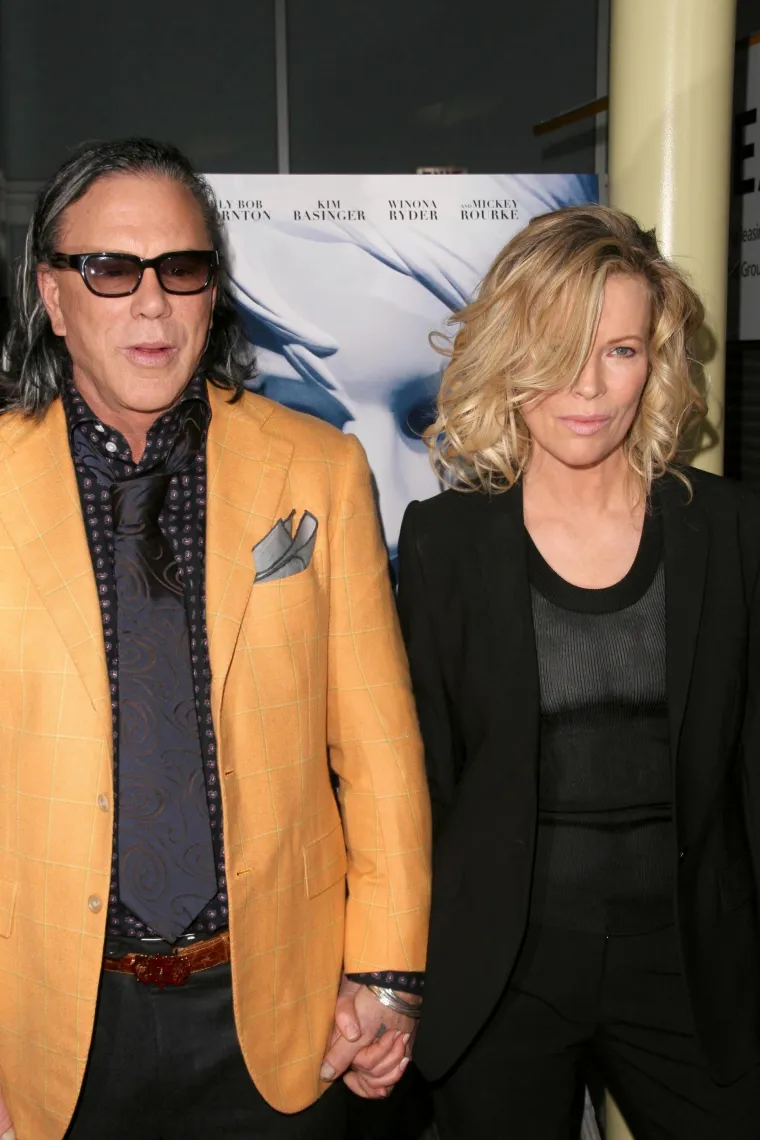 Film u kojem je glumila s Mickeyjem Rourkeom, "Devet i pol tjedna" temeljen je na istoimenoj knjizi Elizabeth McNeill.