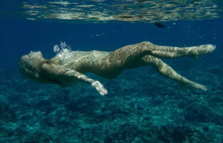 Zanosna surferica zatrpava Instagram golim slikama. Snima se na dasci bez gaćica i grudnjaka