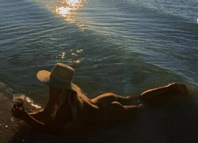 Zanosna surferica zatrpava Instagram golim slikama. Snima se na dasci bez gaćica i grudnjaka