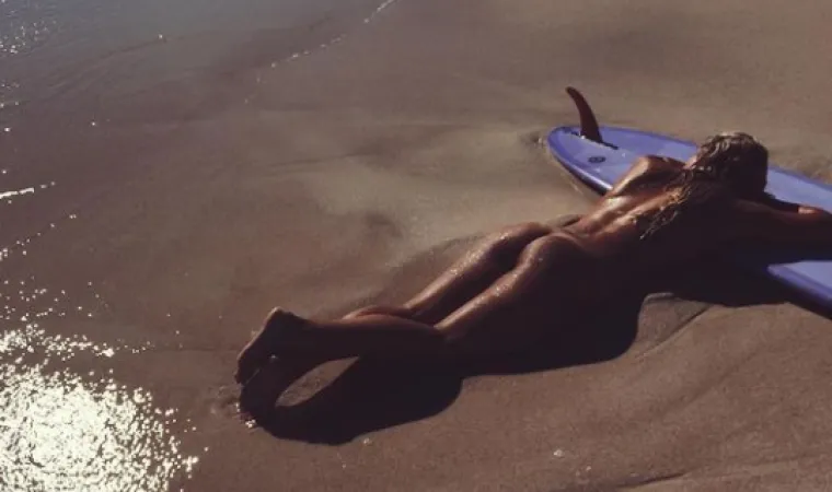 Zanosna surferica zatrpava Instagram golim slikama. Snima se na dasci bez gaćica i grudnjaka