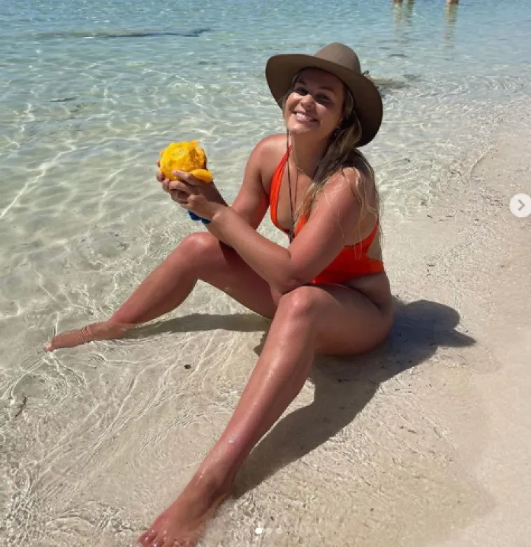 Zanosna surferica zatrpava Instagram golim slikama. Snima se na dasci bez gaćica i grudnjaka