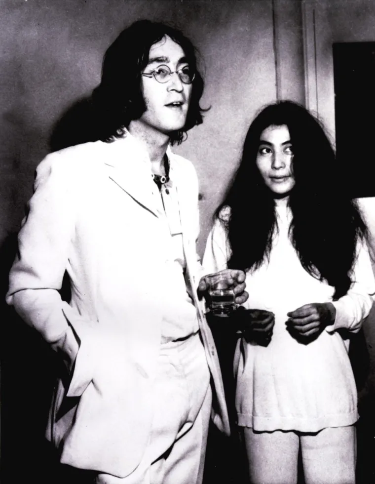 Godine 1966. Yoko Ono je u Londonu srela Johna Lennona i taj je susret odredio ne samo njezinu karijeru, nego i karijeru jednog od najvećih bendova svih vremena. Bez obzira na to što su oboje bili već u braku s drugim ljudima, on sa Cynthijom s kojom je imao sina Juliana, a ona s Anthonyjem Coxom, jazz-glazbenikom, počeli su se viđati. Dvije godine kasnije, vjenčali su se na Gibraltaru, u ožujku 1969., dok se poplarna grupa The Beatlesi razišla godinu kasnije, a Sean Ono Lennon rođen je na Johnov 35. rođendan, šest godina nakon vjenčanja svojih roditelja.