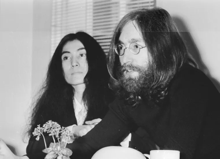 John i Yoko živjeli su &quot;svoj život&quot;. Ona je, prema različitim izvorima, kupovala likovna djela, nekretnine, farme, stoku, bikove, čak i blago iz drevnog Egipta. &quot;U jednom od svojih stanova u Dakoti napravili su egipatsku sobu, kako bi se prava mumija u sarkofagu osjećala kao kod kuće. Kupili su vilu uz obalu mora u Palm Beachu, u Floridi, gdje je John obožavao sjediti, sam, i samo zuriti u more&quot; - piše Lesley Ann Jones.