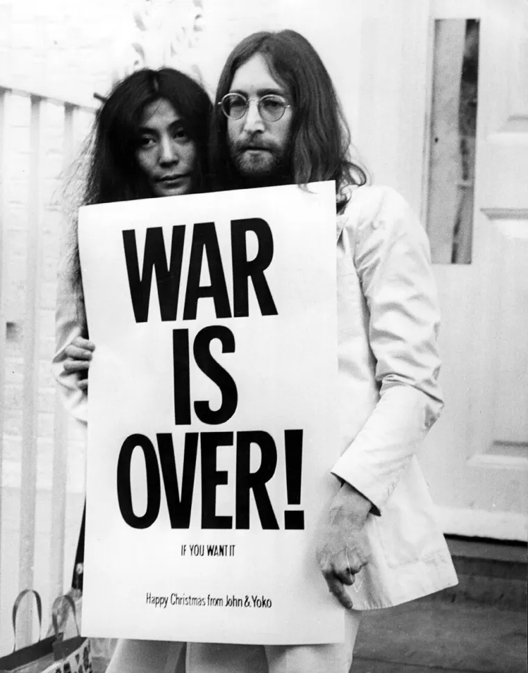 U Torontu su, u kampanji za mir u svijetu nosili natpis “War is over! If you want it. Happy Christmas from John &amp; Yoko”. Ubrzo su isti natpisi osvanuli u 12 velikih gradova: New Yorku, Los Angelesu, Torontu, Rimu, Ateni, Amsterdamu, Berlinu, Parizu, Londonu, Tokyju, Hong Kongu i Helsinkiju.