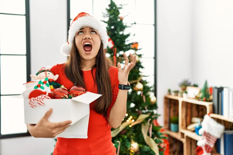 Međusobno podijelite obaveze! Žene su općenito vi&scaron;e opterećene odnosom s partnerom te preuzimaju dvostruko veću odgovornost za brigu o djeci. To se može na Božić opasno povećati, pa pomozite svojoj partnerici. Napravite popis obaveza i neka svatko od vas dobije jednaki dio.
