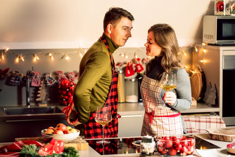 Skuhajte i ispecite unaprijed sve &scaron;to možete! Božićni ručak jedan je od najstresnijih događaja za svaku domaćicu. Umjesto da se vesele sa svojom obitelji, one su zatvorene u kuhinji poku&scaron;avajući svima ugoditi i na vrijeme servirati savr&scaron;eni blagdanski objed. Općenito, to znači da su već pod velikim pritiskom od ranog jutra, pa su stoga jako osjetljive i svadljive. Kako se večera ne bi pretvorila u Treći svjetski rat, nabolje je da s va&scaron;om partnericom sve unaprijed dogovorite te po&scaron;teno podijelite kućanske poslove. Također, nabolje bi bilo unaprijed spraviti sve &scaron;to se može i zamrznuti, pa za Božić samo podgrijati.