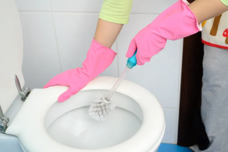 Za skidanje kamenca s wc školjke najbolja je mješavina Cole i praška za pecivo. To dvoje pomiješajte te izlijte u školjku. Ostavite da djeluje barem sat vremena ili cijelu noć. Školjku nakon toga očistite s četkom.