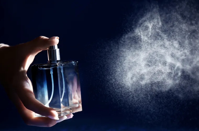 Neugodan miris dima cigareta možete ukloniti s malo parfema. Naime, na hladnu žarulju nanesite parfem te upalite svijetlo. Nakon toga, prostorijom će se širiti vrlo ugodan miris.