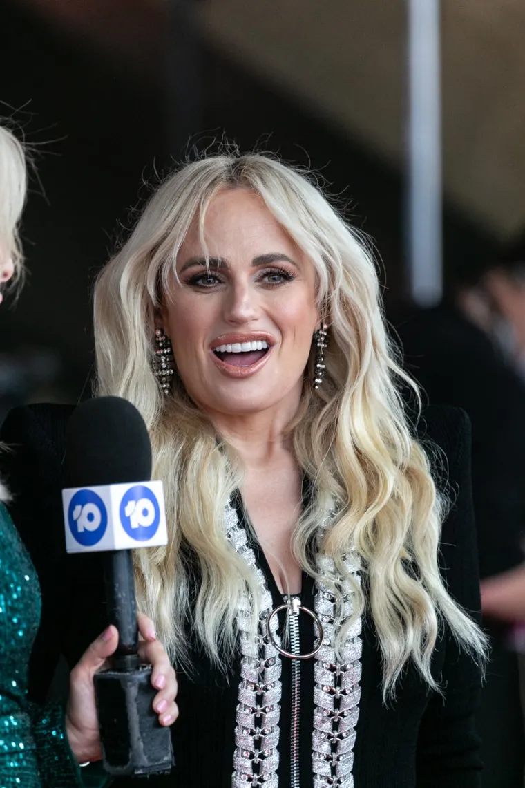 Rebel Wilson pojavila se u javnosti nakon što je smršavjela 35 kilograma: Sve zadivila u uskoj crnoj haljini