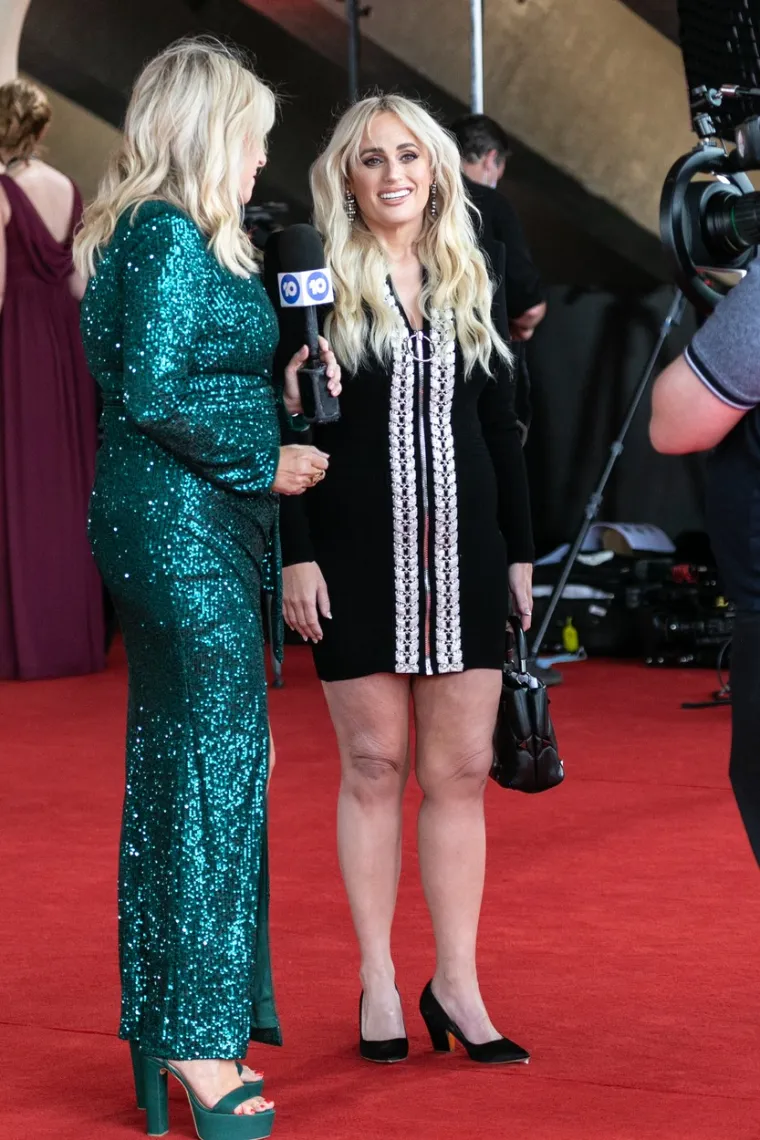 Rebel Wilson pojavila se u javnosti nakon &scaron;to je smr&scaron;avjela 35 kilograma: Sve zadivila u uskoj crnoj haljini